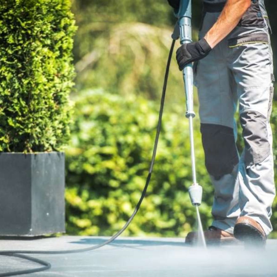 In the world of exterior cleaning, the battle between softwashing and high-pressure washing is one we confront head-on.